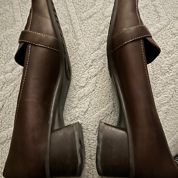 Nine West 8 brown leather loafer with buckle detail, stitching, small heel. - Picture 4 of 6